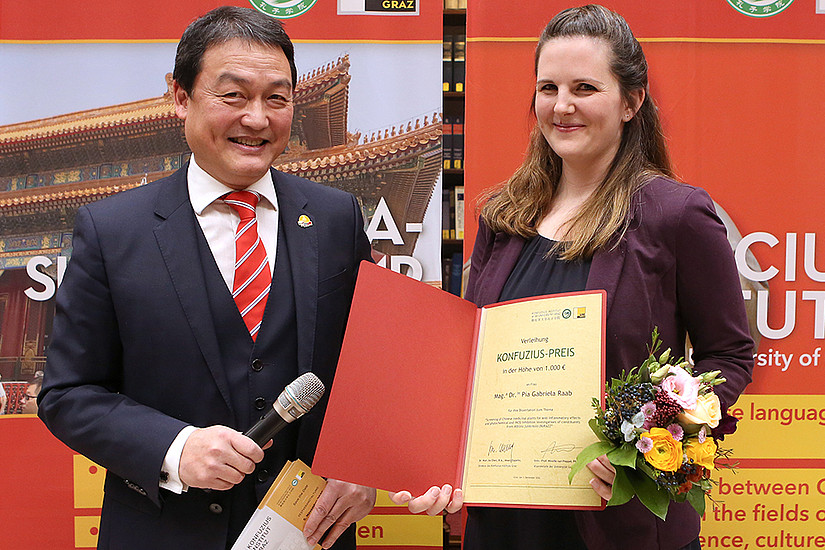 Wan Jie Chen überreichte Pia Raab den Konfuzius-Preis. Foto: Konfuzius-Institut