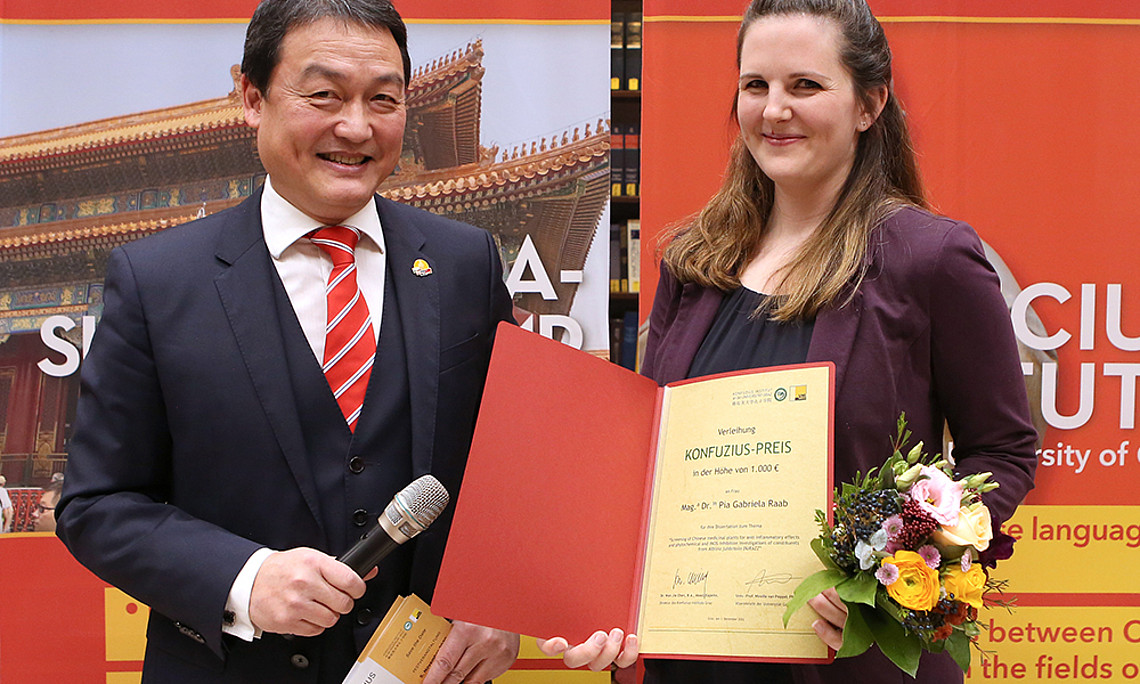 Wan Jie Chen überreichte Pia Raab den Konfuzius-Preis. Foto: Konfuzius-Institut