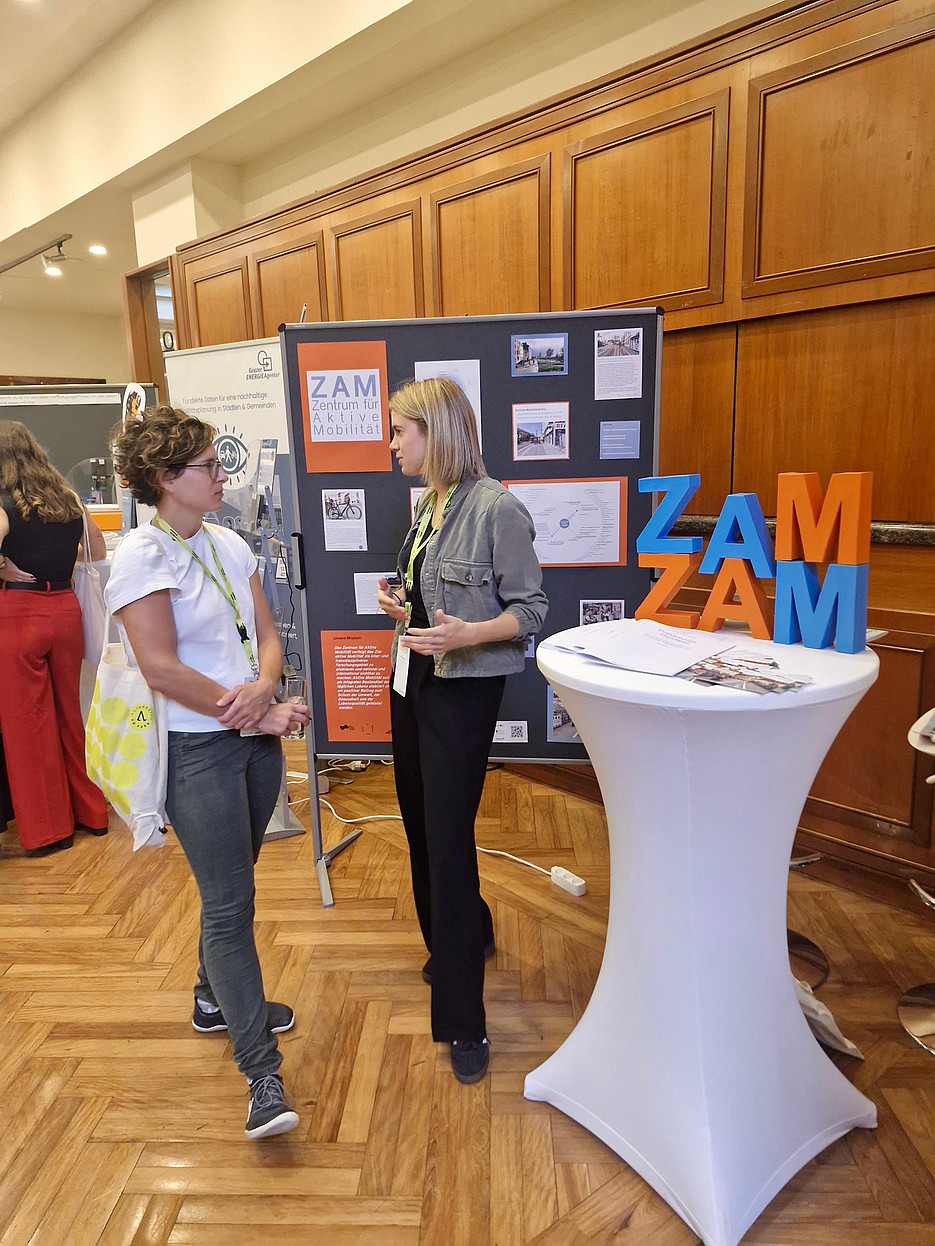 Barbara führt Gespräch am ZAM-Stand 