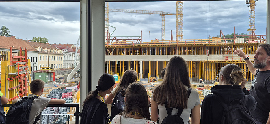 Schulklasse besucht die Baustelle des Center of Physics der Uni Graz im Zuge der FUTURE EDUCATION DiLabs 2026 ©Majda Pasalic