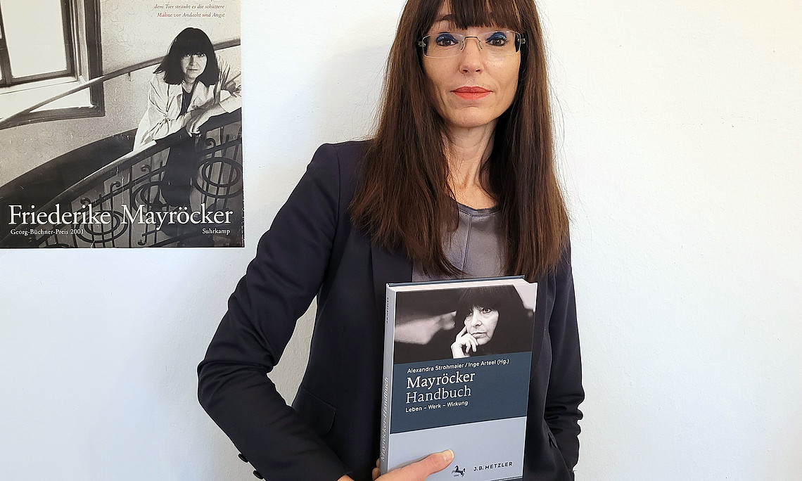 Alexandra Strohmaier holds her volume on Friederike Mayröcker in her hand