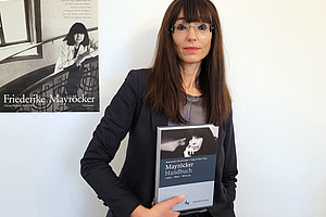 Alexandra Strohmaier holds her volume on Friederike Mayröcker in her hand