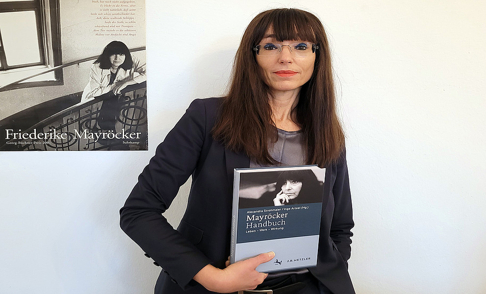 Alexandra Strohmaier hält ihren Band über Friederike Mayröcker in der Hand