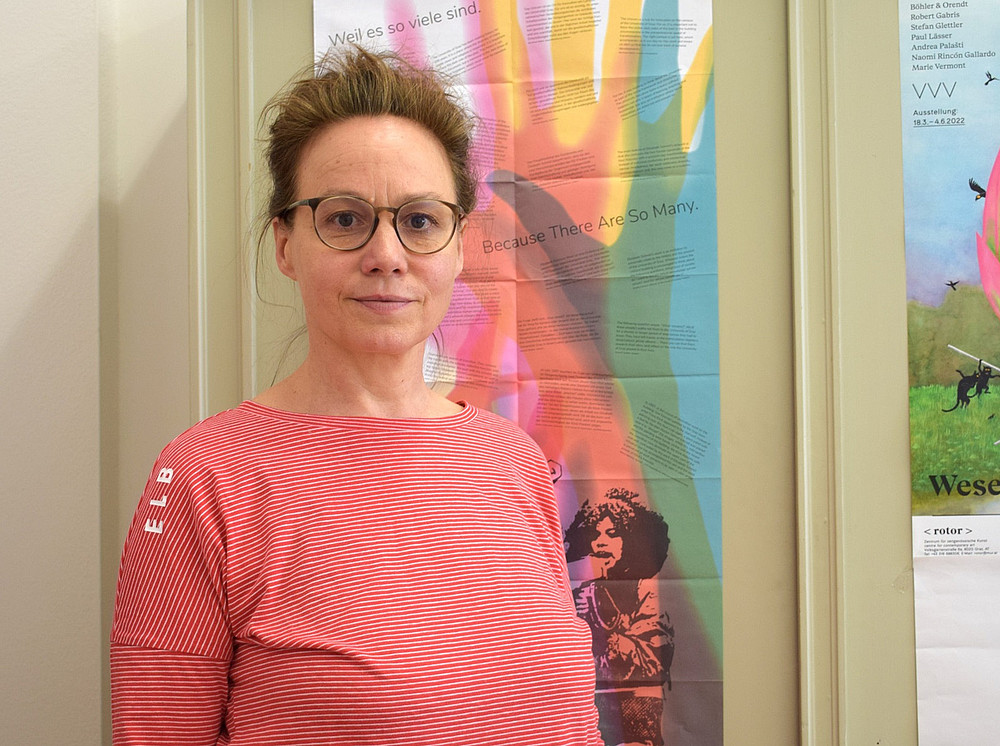 Portrait of Judith Laister Judith Laister in front of the folding plan for the participatory art and memorial project "Because there are so many." ©Uni Graz/Freitag