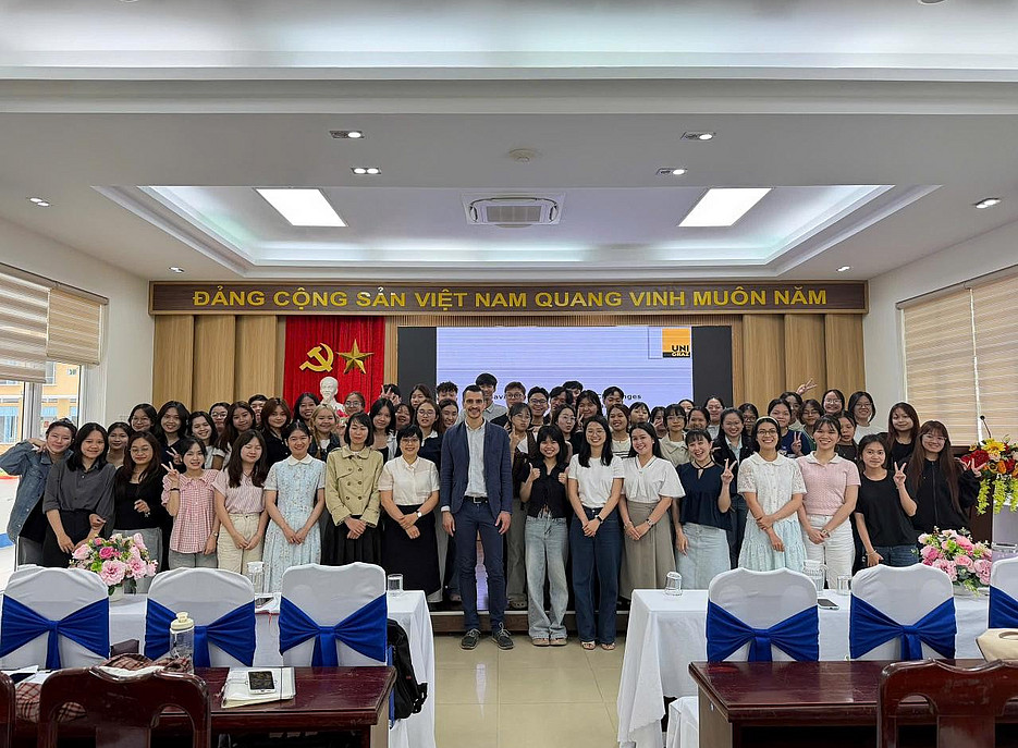 Bild zeigtDr. Hirt mit Student:innen an der VNUK Danang, Vietnam ©Uni Graz/C. Hirt