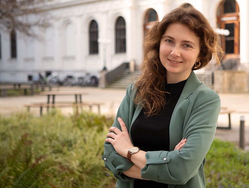 Lea Sophie Kreiner im Innenhof des Hauptgebäudes der Universität Graz ©Uni Graz/Radlinger