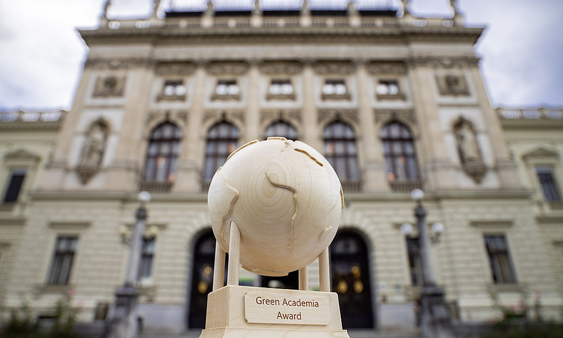 Hölzerne Weltkugel, der Green Academia Award, vor dem Hauptgebäude der Uni Graz