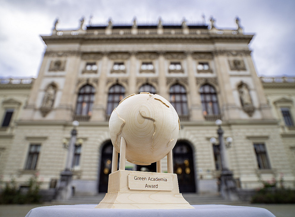 Hölzerne Weltkugel, der Green Academia Award, vor dem Hauptgebäude der Uni Graz ©Nino Zmugg
