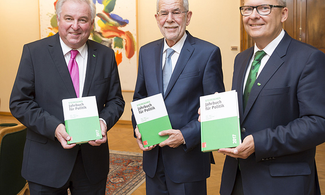 Zeitgeschehen in Buchform: Landeshauptmann Hermann Schützenhöfer, Bundespräsident Alexander Van der Bellen und Herausgeber Klaus Poier (v. .l.) Foto: Fischer Zeitgeschehen in Buchform: Landeshauptmann Hermann Schützenhöfer, Bundespräsident Alexander Van der Bellen und Herausgeber Klaus Poier (v. .l.) Foto: Fischer Zeitgeschehen in Buchform: Landeshauptmann Hermann Schützenhöfer, Bundespräsident Alexander Van der Bellen und Herausgeber Klaus Poier (v. .l.) Foto: Fischer 