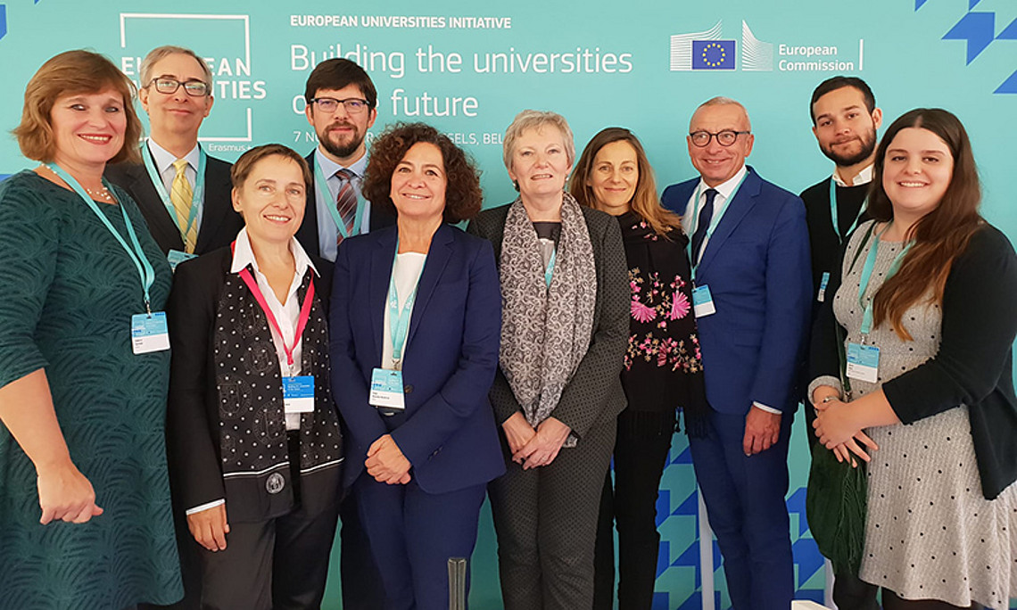 Oddrun Samdal (VR Uni Bergen), Alessandro Paccgnella (VR Uni Padua), Petra Schaper-Rinkel (VR Uni Graz), Valdas Jaskunas (VR Uni Vilnius University), Pilar Aranda Ramírez (Rektorin Uni Granada), Dorothy Kelly (VR Uni Granada), Hélène Courtois (VR Uni Lyon 1), Svend Poller (International Centre Uni Leipzig) und die beiden RepräsentantInnen des Arqus Student Council, Gloria Tarno (Uni Granada) und Pietro Notarnicola (Uni Padua), v.l. Foto: Arqus Alliance. 