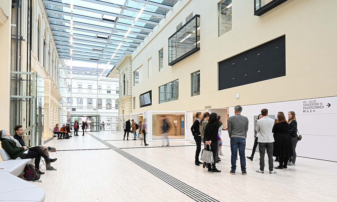 Im Foyer der Bibliothek präsentiert der Univerlag am kommenden Dienstag seine Neuerscheinungen. Foto: Uni Graz/Tzivanopoulos
