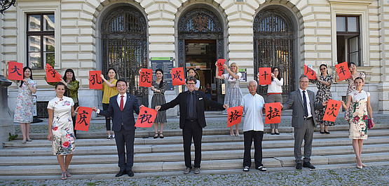 Team des Konfuzius-Institutes vor dem Hauptgebäude
