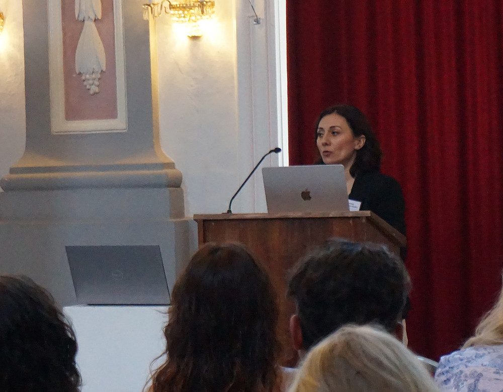 Zeynep Kalkavan-Aydın delivering the keynote speech at the Meerscheinschlössl ©FDZ DaZ