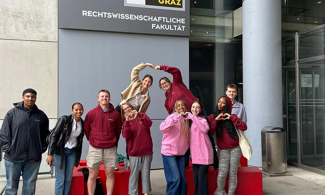 Studierende der Montclair State UNiversity vor dem Resowi mit Universität Graz Hoodies
