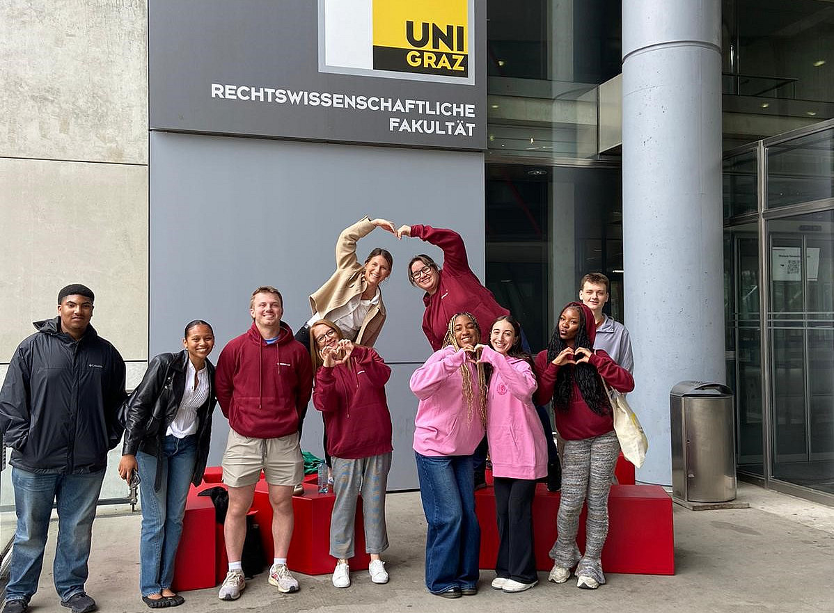 Studierende der Montclair State UNiversity vor dem Resowi mit Universität Graz Hoodies 
