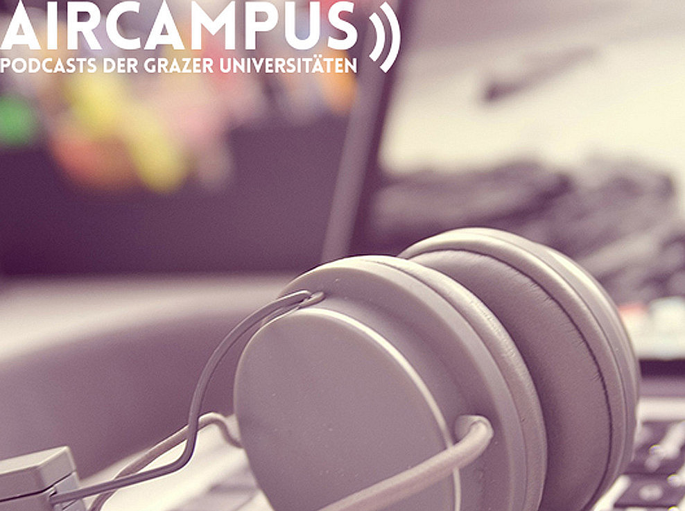 Ein minimalistisches Logo für die Podcast-Reihe „AIRCAMPUS“ der Grazer Universität. Es zeigt einen offenen Laptop mit Kopfhörern darauf und darüber den Text „AIRCAMPUS GRAZ“. Der Hintergrund ist unscharf, um das Produkt zu betonen, das grau sein sollte. Davor sehen wir ein Paar weiße Überkopfhörer, die nebeneinander liegen. Verwende helle Farben wie Lila oder Grün, um einen Kontrast zum schwarzen Hintergrund zu schaffen. ©Universität Graz