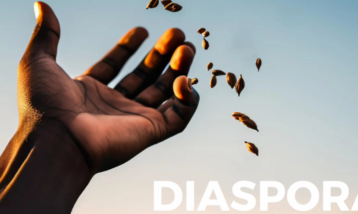 Eine Hand wirft Getreidesamen in die Luft, im Hintergrund blauer Himmel