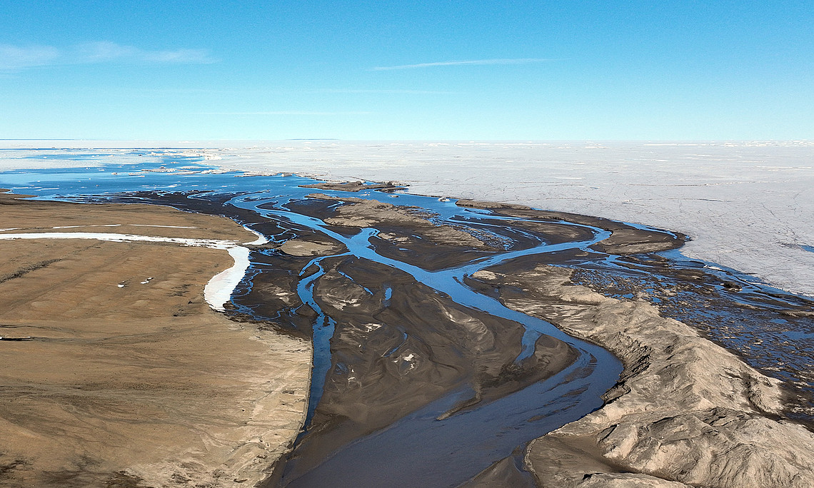Luftbild von einem Gletscherabfluss auf Flade Isblink