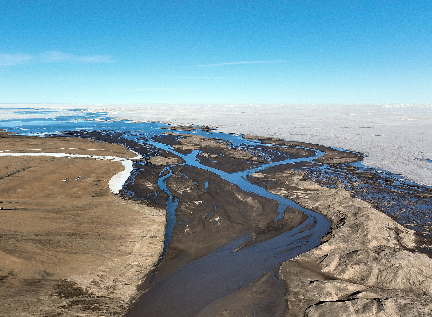 Luftbild von einem Gletscherabfluss auf Flade Isblink 