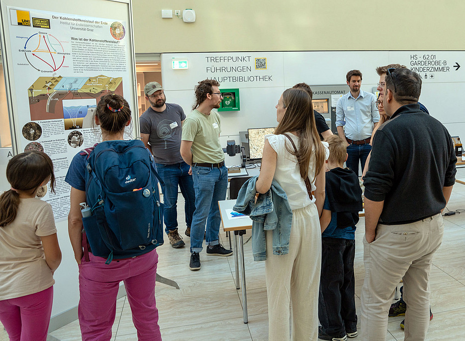 Several interested visitors at the Earth Sciences Institute’s booth 