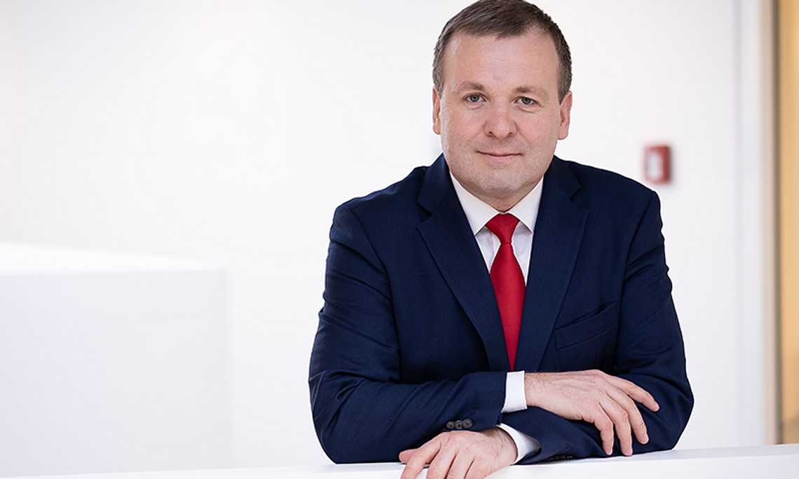 Portrait von Cornelius Granig vor weißem Hintergrund
