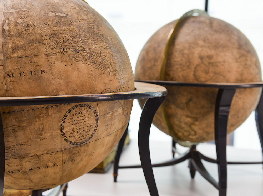 two historical globes ©Uni Graz/Schwarz