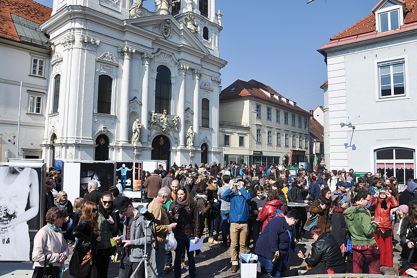 Mehr als tausend Menschen waren auf den Grazer Mariahilferplatz gekommen, 