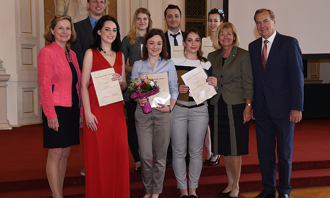 Landtagspräsidentin Bettina Vollath, PreisträgerInnen Harm Rudolf Kern, Visnja Kokotovic, Zsofia Takacsy, Elvira Hamidovic, Zoran Mitrovic, Melita Suljevic, Aniko Toth, Rektorin Christa Neuper, Preisstifter Konsul Rudi Roth; Fotos: Uni Graz/Eklaude