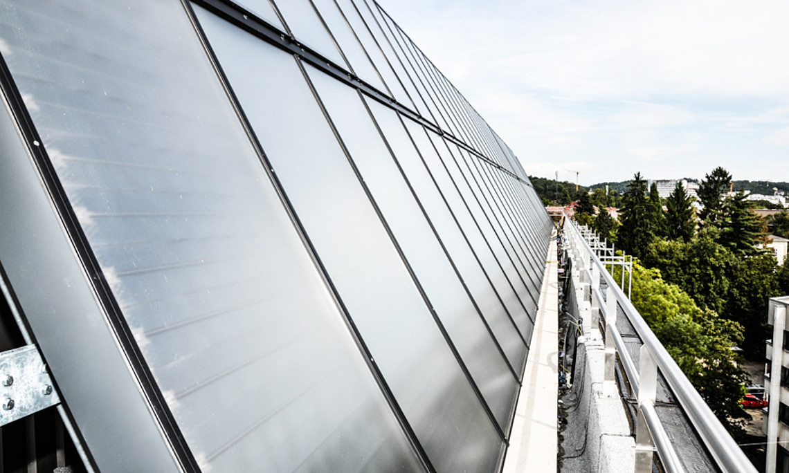 Nachhaltiges Wahrzeichen am Campus der Uni Graz: die rund 600 Quadratmeter große Solarthermieanlage am Dach des 2014 eröffneten Chemie- und Pharmaziegebäudes. Fotos: Uni Graz/Tzivanopoulos