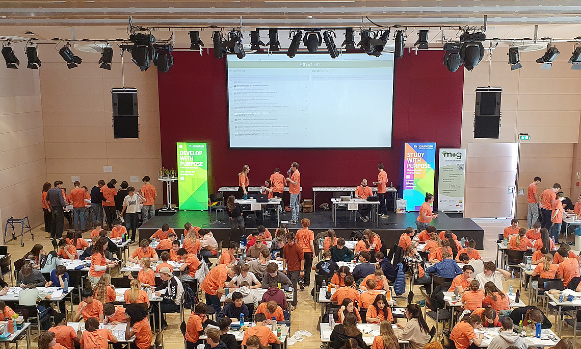 Teinehmer des mathematischen Wettbewerbs Naboj im Saal beim Aufgabenlösen