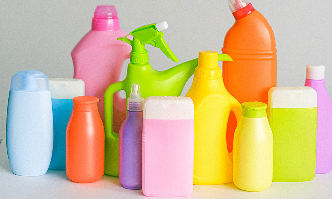 ForscherInnen der Universität Graz zeigen Wege auf, wie man Plastik als Rohstoff besser recyceln und effizienter nutzen kann. Foto: Anna Shvets von Pexels 
