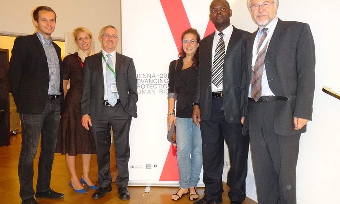 Gerd Oberleitner, Mitarbeiter am Institut für Völkerrecht, Lisa Maria Heschl vom UNI-ETC, Damien Ruggeri, Alba Bescos Pou und Kamadi Byonbye, Masterstudierende des E.MA Menschenrechtemasters mit Wolfgang Benedek.