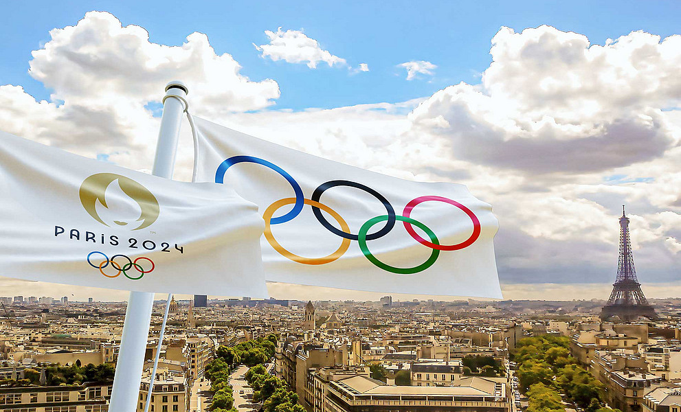 Olympia-Flagge vor dem Panorama von Paris