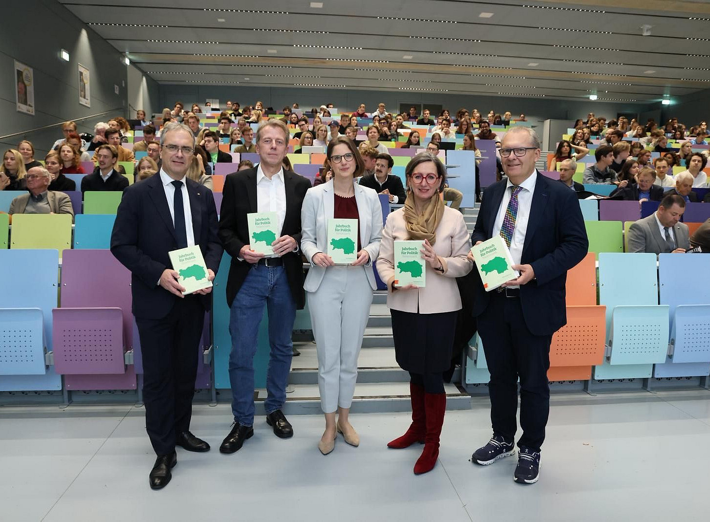 Rektor Riedler mit den Herausgerberinnen und Herausgebern im Alumni-Hörsaal 