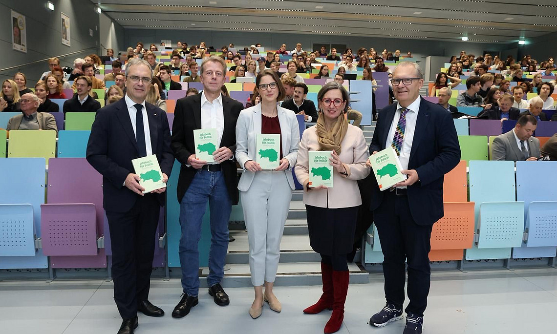 Rektor Riedler mit den Herausgerberinnen und Herausgebern im Alumni-Hörsaal