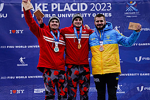 Dominik Burgstaller (links), Matthäus Pink (Mitte) und Mykhailo Kharuk (rechts) gewannen in Lake Placido Silber, Gold und Bronze im Snowboard Parallel Slalom der Männer. Foto: Unisport Austria. 