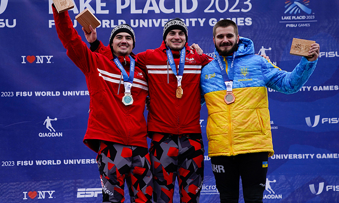 Dominik Burgstaller (links), Matthäus Pink (Mitte) und Mykhailo Kharuk (rechts) gewannen in Lake Placido Silber, Gold und Bronze im Snowboard Parallel Slalom der Männer. Foto: Unisport Austria. 