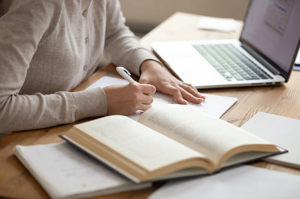 Person with books ©fizkes - stock.adobe.com