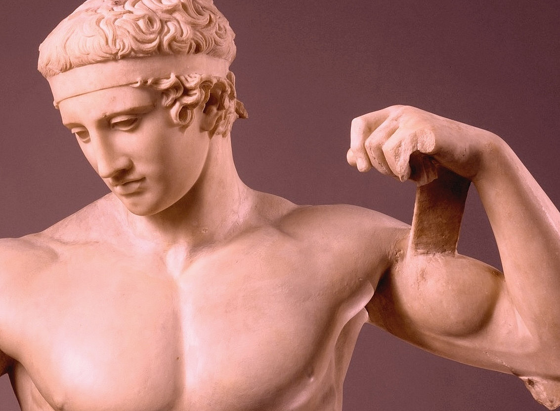 Statue des Diadoumenos vor lachsfarbenem Hintergrund ©MET New York, CC0 1.0