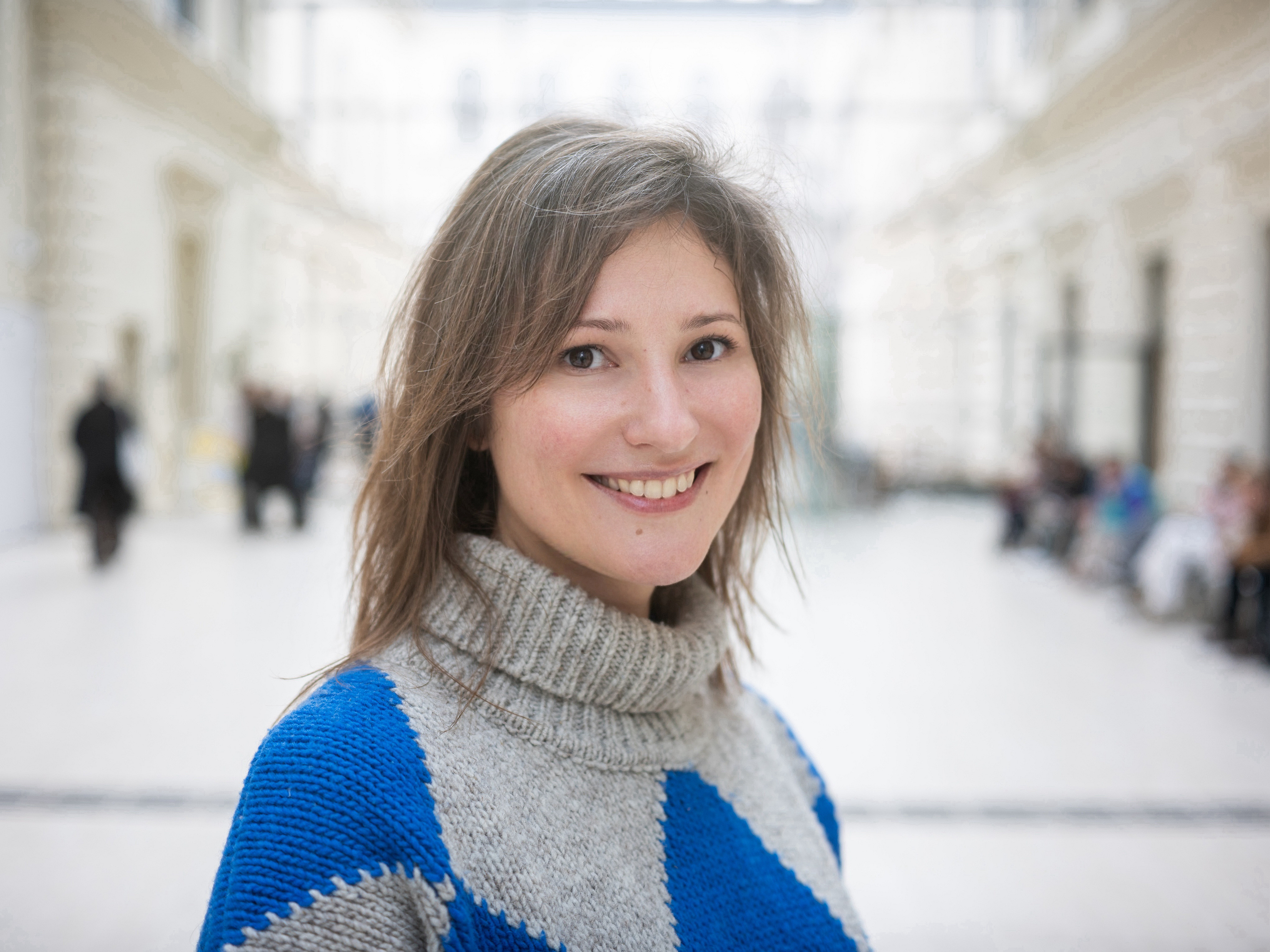 Anna Wohlmuth im Foyer der Hauptbibliothek