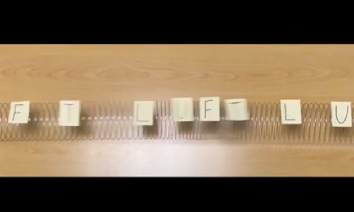 Ausschnitt aus Video mit typografischer Darstellung für Ausbreitung von Schall in Luft (Tanja Lehr)