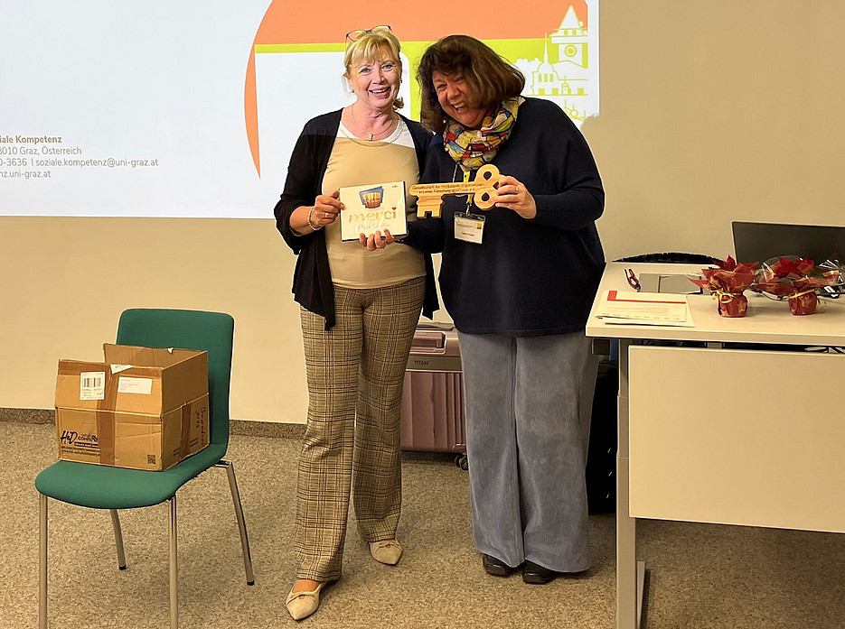 Isabella und Heike mit Schluessel ©Fabienne Zwenig