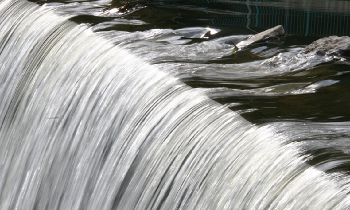 Welche Wege bahnt sich das Wasser durch das Gestein? Dieser Fragen gehen WissenschafterInnen der Uni Graz auf den Grund. Foto: Susanne Mankel/pixelio.de.