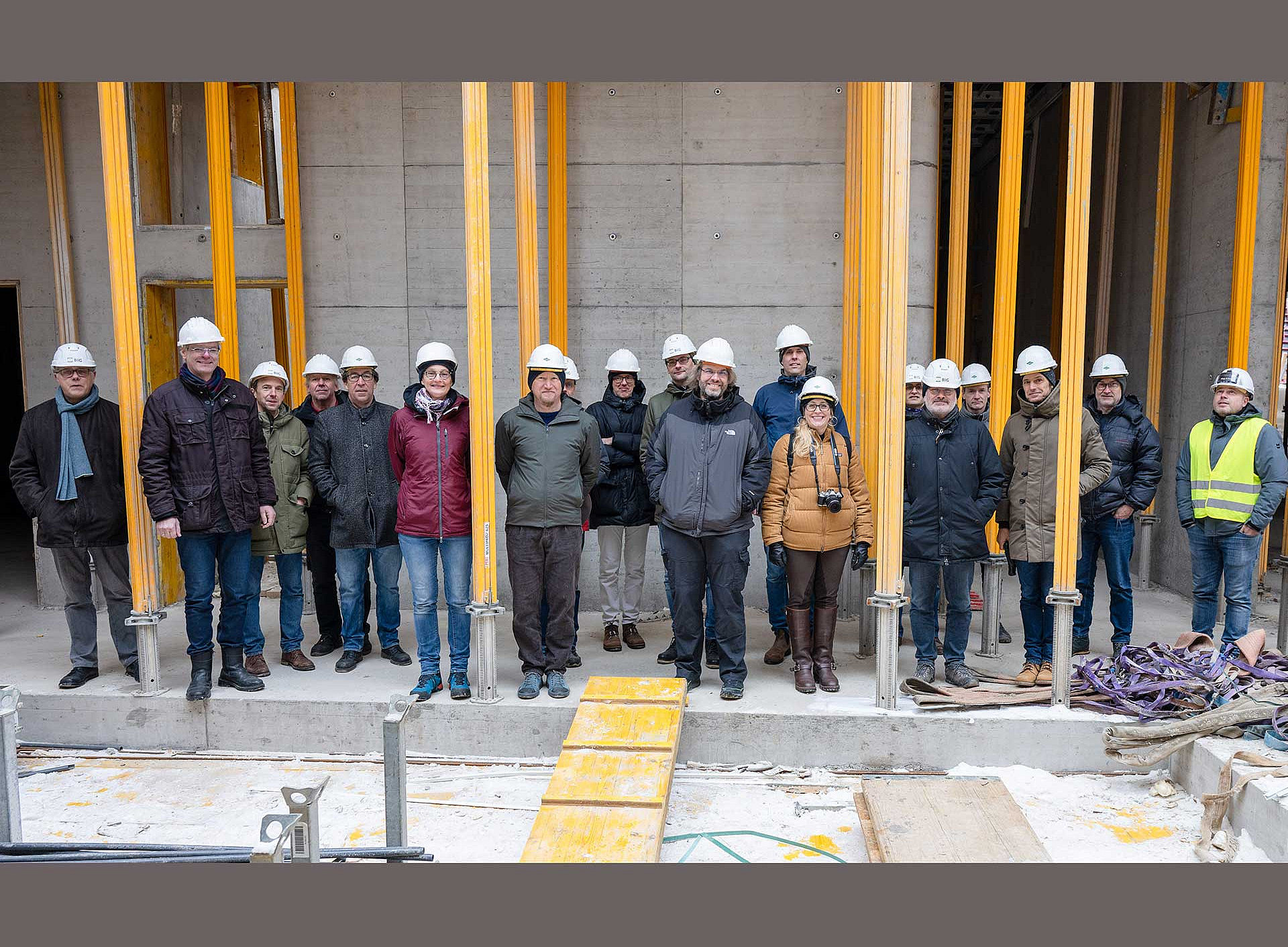 Gruppe auf der Baustelle 