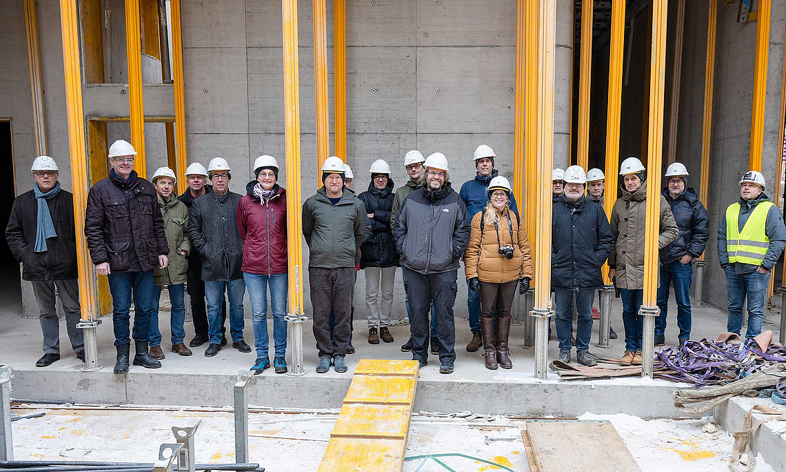Gruppe auf der Baustelle 