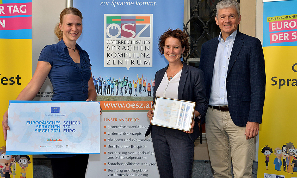 Susanne Seifert (links) und Lisa Paleczek wurden von Gunther Abjua vom Österreichischen Sprachen-Kompetenz-Zentrum mit dem Europäischen Sprachensiegel ausgezeichnet. Foto: cp-pictures 