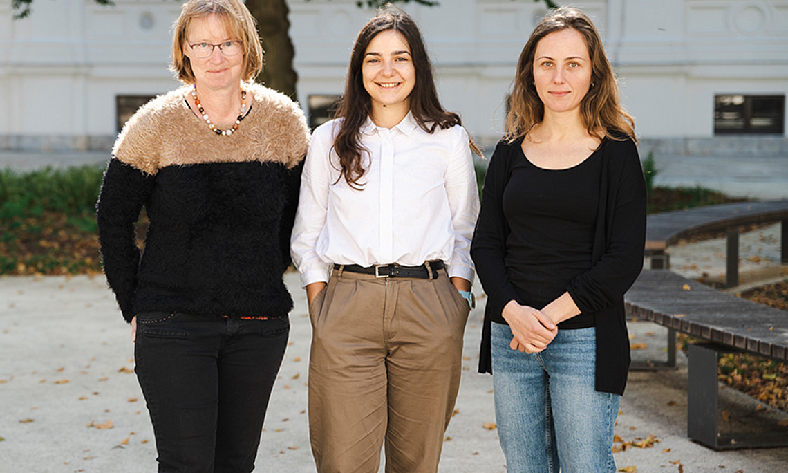 Anja Ischebeck, Ana Arsenovic und Natalia Zaretskaya (v.l.) haben in ihren Untersuchungen neues Wissen über die Verarbeitung optischer Illusionen durch das Gehirn gewonnen. Foto: Uni Graz/Angele.