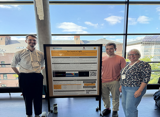David Pertl, Silvia Wehmeier und Sebastian Tassoti vor dem Poster, das Davids Masterarbeit präsentiert. 
