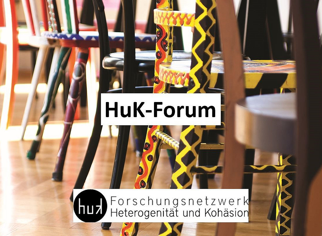Bunte unterschiedliche Stühle ©Installation des Kunstverein Baodo in der Ausstellung "Schauplatz Annenviertel!" , < rotor > im Graz Museum, 2021. Foto: Thomas 