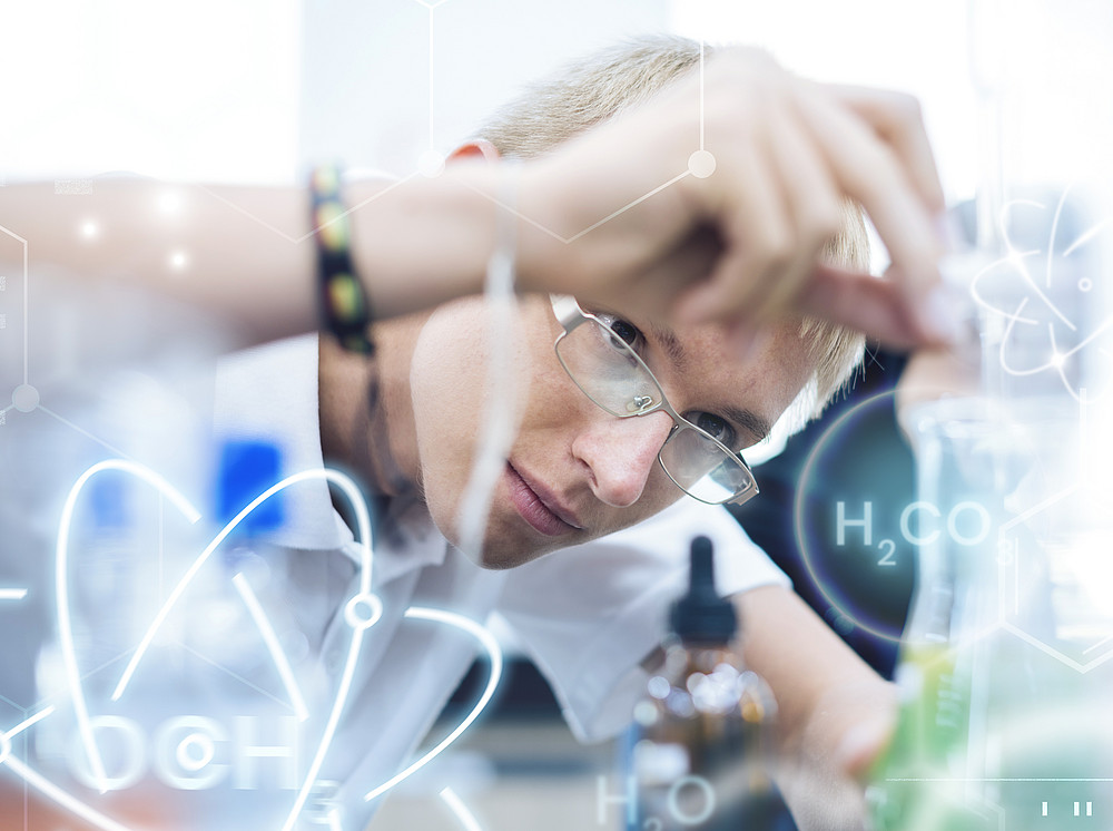 A young man is performing an experiment - there are also graphic representations on the image. ©rawpixel.com/Freepik